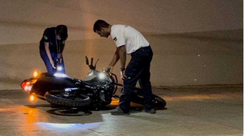 Sete criminosos arrombaram  Rondo Motos e roubaram várias motocicletas, em Jaru - Veja o vídeo Sete criminosos arrombaram  Rondo Motos e roubaram várias motocicletas, em Jaru - Veja o vídeo
